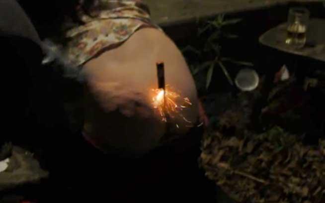 Mama proştilor e tot timpul gravidă! Cum să nu lansezi artificii (VIDEO)