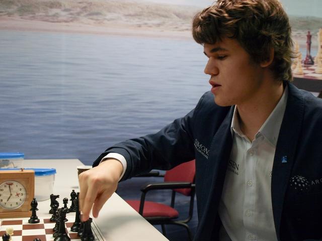 RECORDUL ISTORIC al lui Kasparov, doborât de Magnus Carlsen, supranumit &quot;Mozart al şahului&quot;