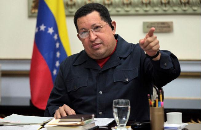 Surse: Hugo Chavez este &quot;foarte slăbit&quot;, iar doctorii ar putea decide &quot;să oprească aparatele în orice moment&quot;