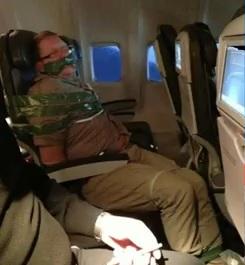 Zbor cu emoții. Un pasager violent de la bordul unui avion a fost legat de scaun cu bandă adezivă