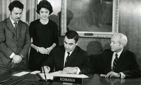 40 de ani de înjugare a României la FMI