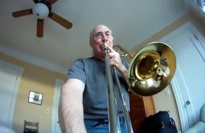 Cel mai amuzant mod de a filma un om care cântă la trombon (VIDEO)