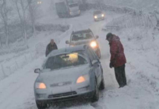 Viscolul face ravagii în Moldova: 12 drumuri judeţene din Iaşi, blocate din cauza zăpezii