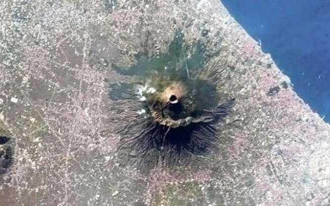 Bomba cu ceas a Europei, fotografiată din spaţiu de NASA. Ce s-a întâmplat ultima dată când a erupt