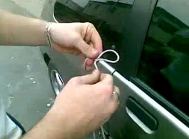 Ţi-ai uitat cheile de la maşină în autoturism? Şiretul de la pantof te scoate din încurcătură! (VIDEO)