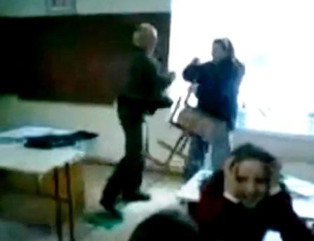 Cum fac școală frații moldoveni. Un profesor turbat și o elevă tembelă (VIDEO)