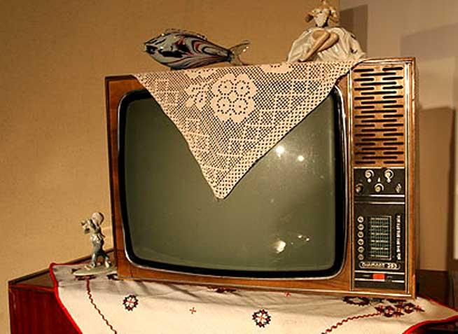 Englezii încă folosesc televizoarele alb-negru
