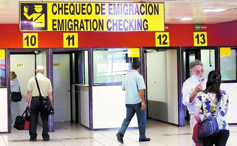 După 50 de ani de aşteptare, cubanezii vor putea călători în străinătate doar cu paşaportul