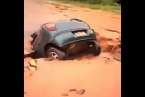 S-a căscat pământul. Vezi cum o maşină dispare în craterul produs pe o şosea (VIDEO)