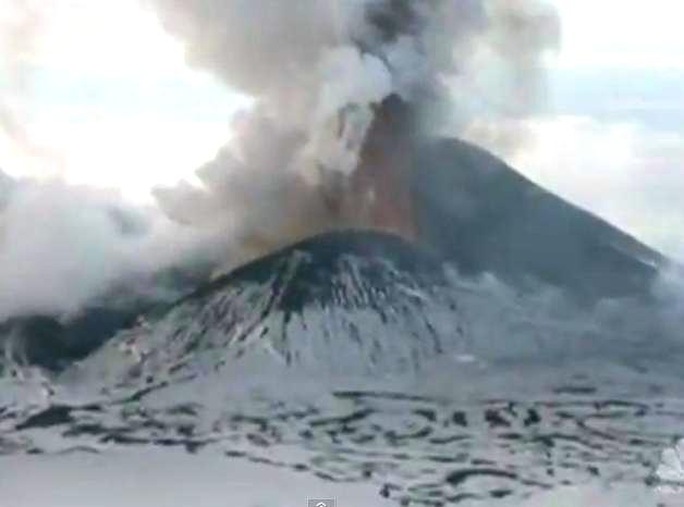 Vulcanul Kizimen din Kamceatka a erupt. COD PORTOCALIU pentru cursele aeriene (VIDEO)