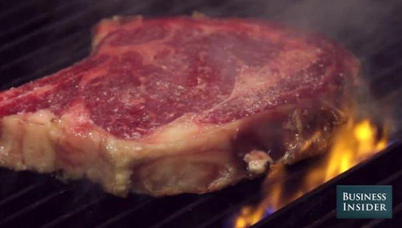 Demonstraţie culinară: Cum pregăteşte un chef celebru din New York o FRIPTURĂ PERFECTĂ (VIDEO)