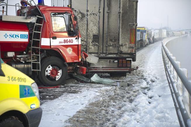 3 morţi şi cel puţin 15 răniţi în urma unei coliziuni în lanţ produsă pe o autostradă din Suedia 