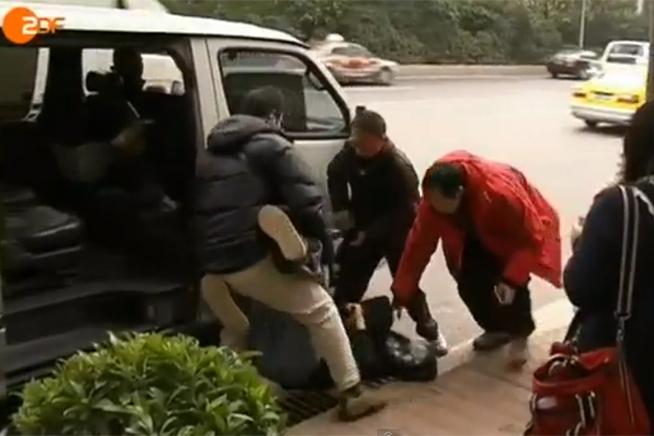 Cum sunt săltaţi oamenii de pe stradă de către SECURITATEA din CHINA (VIDEO)