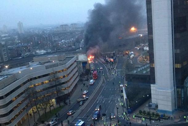 Un elicopter s-a prăbuşit în Londra, după ce a lovit o macara. Două persoane au murit. Imagini de la faţa locului (VIDEO)