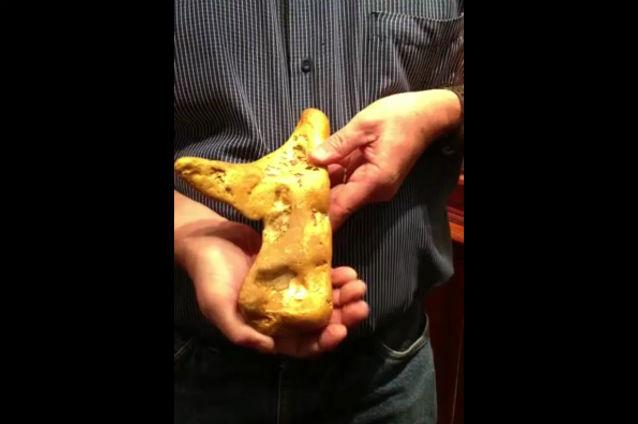 (VIDEO) Pepită de aur de 5,5 kilograme, găsită de un căutător amator din Australia