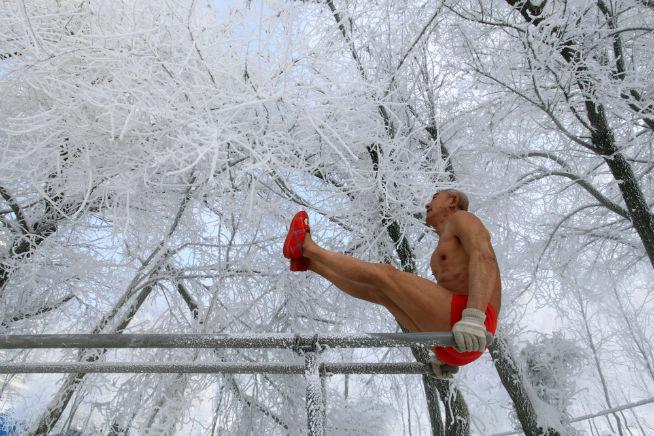 FOTO: Un chinez face exerciţii fizice zilnic, aproape gol, la -25°C, de mai bine de 10 ani