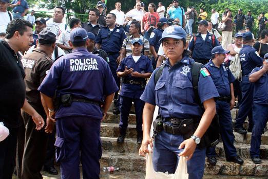 Lupul paznic la oi: toţi poliţiştii din două oraşe mexicane au fost arestaţi