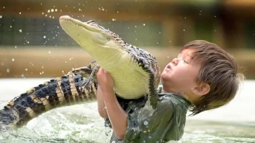 Puştiul care uimeşte o lume întreagă: Un şarpe Boa şi un crocodil sunt prietenii lui cei mai buni! (VIDEO)