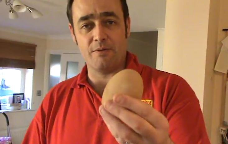 SURPRIZĂ de proporţii. Ce a gasit un britanic într-un imens ou de găină. &quot;Este incredibil! La asta chiar nu m-am aşteptat&quot; (VIDEO)