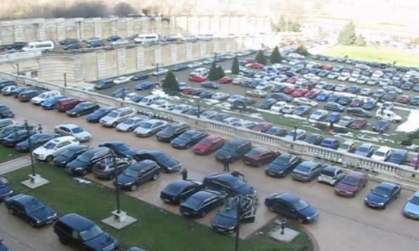 Parcarea de la Parlament, &quot;sufocată&quot; de sutele de maşini ale aleşilor. Vezi imagini din curtea instituţiei (VIDEO)