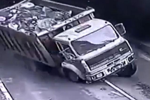 (VIDEO) TRAGIC! Un tată a murit după ce a intrat cu maşina în camionul condus chiar de fiul său