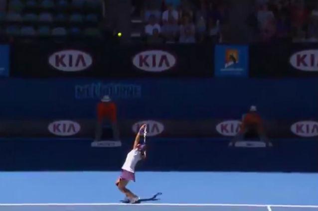 (VIDEO) Cel mai prost serviciu din istorie. Cum îl explică autoarea Na Li, acum în semifinale la Australian Open
