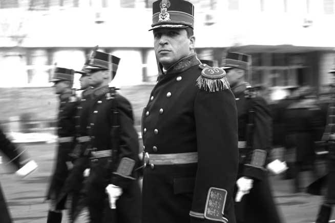 Regimentul 30 Gardă “Mihai Viteazul” sau despre cum e să fii militar. Cum să stai ore întregi în picioare fără să clipeşti 18442325
