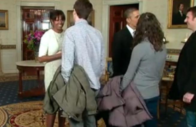 VIDEO: Surpriză în turul prin Casa Albă. Cum reacţionează turiştii când dau de Barack şi Michelle Obama