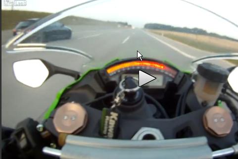 Ce filmează un motociclist care goneşte cu 300 km/h (VIDEO INCREDIBIL)