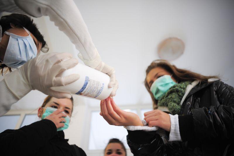 Doi români infectaţi cu virusul A/H1N1au murit. Cele două cazuri de gripă porcină, confirmate de Ministerul Sănătăţii