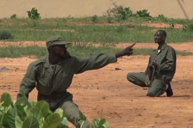 Luptele din Mali se transformă în război rasial. Militarii negri din sud, acuzaţi de execuţii sumare în rândul tuaregilor din nord