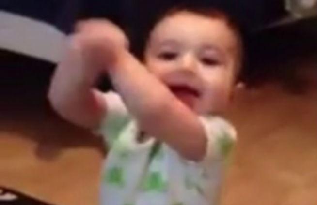 VIDEO: &quot;Gangnam Style&quot;, varianta unui copil de şapte luni. Clipul a fost văzut de peste 800.000 de persoane în câteva zile
