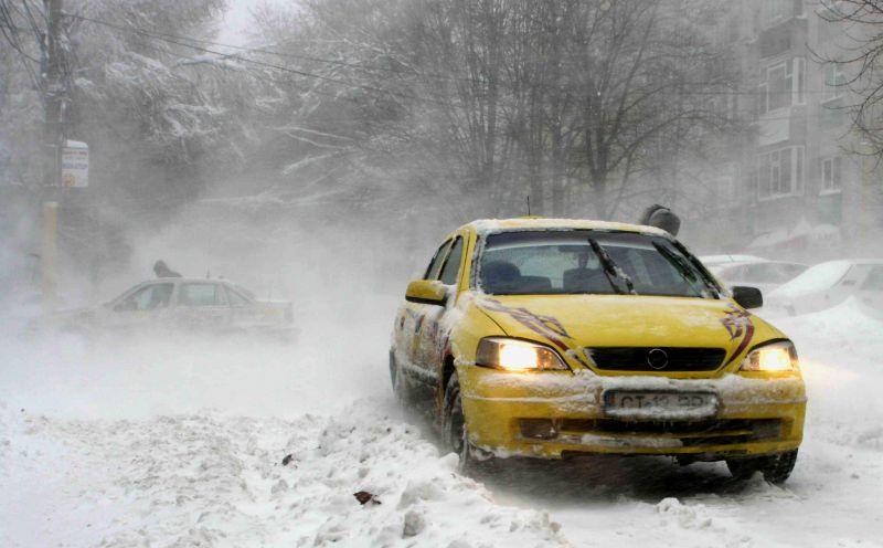 11 drumuri naţionale, ÎNCHISE în Vrancea, Buzău şi Vaslui, din cauza ninsorilor şi viscolului. STAREA ACTUALIZATĂ A DRUMURILOR