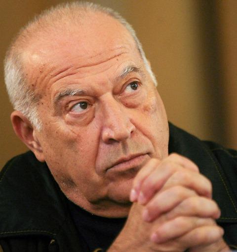 Dan Voiculescu, pe blog: Băsescu să nu se mai ascundă după imunitatea funcţiei şi să-şi dea demisia