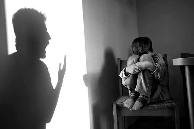 Halucinant: o treime dintre părinţii din România nu ştiu că legea le interzice să-şi bată copiii