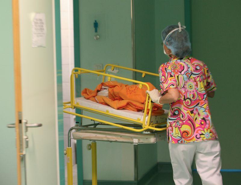 Caz incredibil într-un spital din România. Bebeluş cu MÂNA RUPTĂ, după naştere 