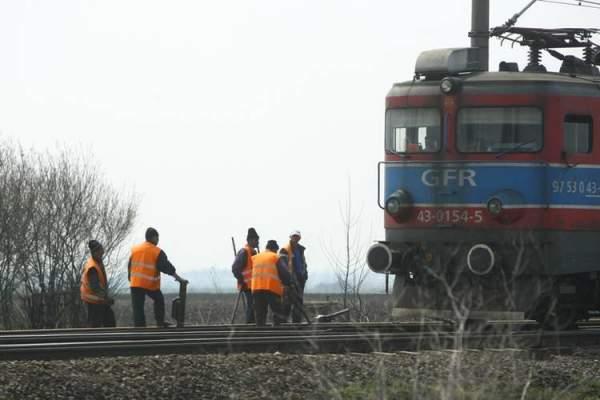 Un tren a lovit un TIR în judeţul Neamţ. Trei persoane au fost rănite în urma impactului 