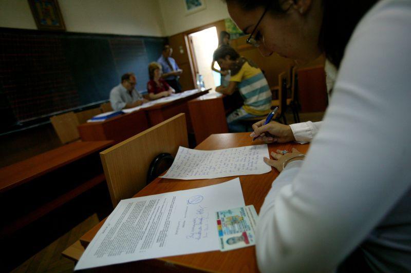 Elevii din Capitală susţin simularea la limba şi literatura română pentru examenele naţionale 