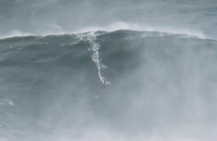 Îţi taie respiraţia! Momentul în care un surfer învinge un val înalt de 30 de metri şi stabileşte un nou record mondial (VIDEO)