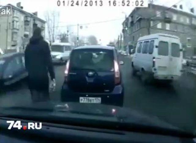 NO COMMENT! Gestul GENIAL pe care îl face un şofer rus într-o intersecţie (VIDEO)