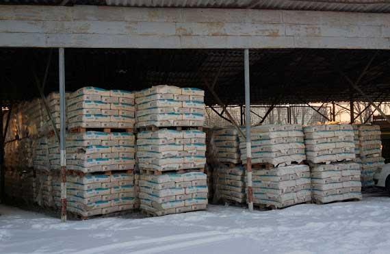 Peste 160 de tone de ciment trimise ca ajutoare în judeţul Suceava după inundaţiile din  2008  stau abandonate în parcarea Serviciului Teritorial al Poliţiei de Frontieră din Rădăuţi