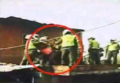(VIDEO) Poliţist aruncat de pe casă de un infractor