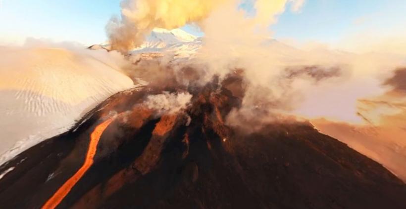 VIDEO 3D FASCINANT. Patru vulcani ERUP SIMULTAN in peninsula Kamceatka