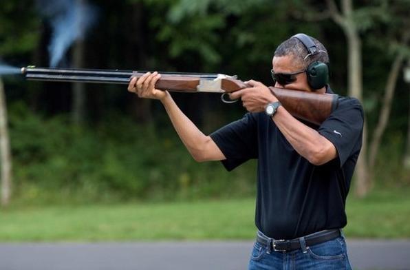 Fotografie ŞOC: Barack Obama cu puşca la umăr