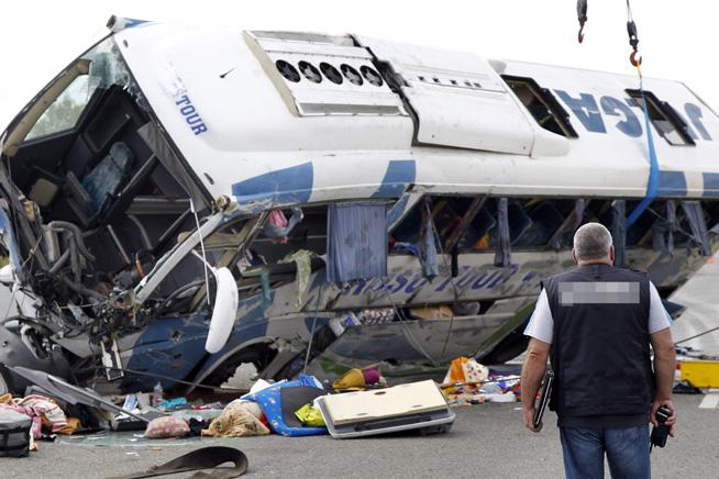 Autocar românesc, implicat într-un GRAV ACCIDENT în Germania: O persoană a murit, alte 15 sunt rănite 