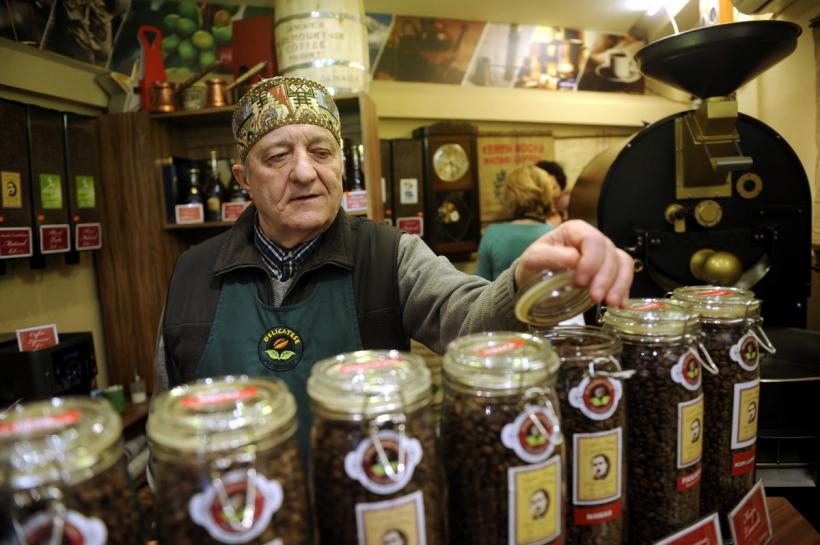 Beţi cafea? Cel mai mare cafegiu din Bucureşti vă învaţă cum să preparaţi o excepţională cafea dimineaţa 18443588