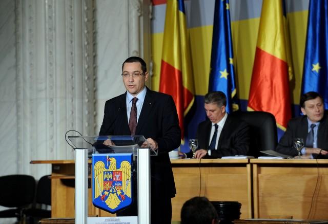 Ponta, în Parlament: Vizăm o stabilitate fiscală, reîntregirea salariilor, indexarea pensiilor şi achitarea datoriilor statului 