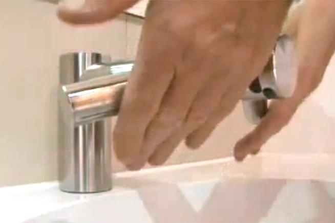 (VIDEO) Robinetul care îţi usucă mâinile
