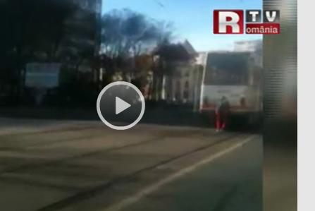 Se întâmplă în Bucureşti: La plimbare, pe cârligul tramvaiului (VIDEO)