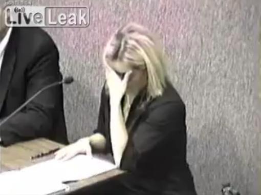 Şedinţă cu &quot;vânturi&quot;. Un primar american se scapă de două ori, şocând asistenţa (VIDEO)